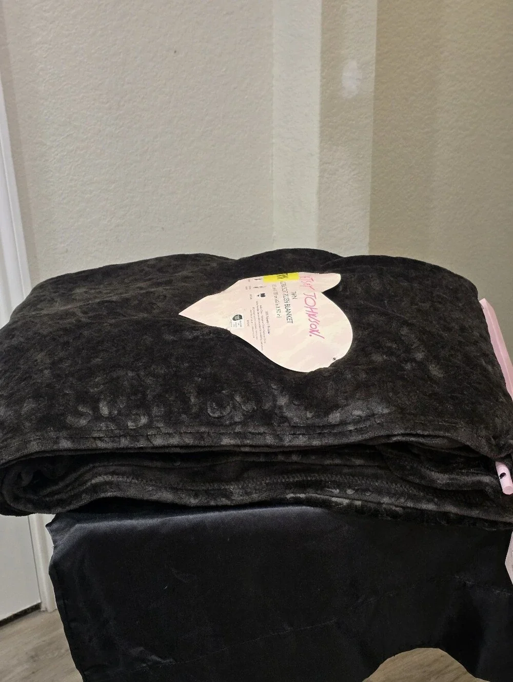 Betsey Johnson Leopord Print Plush Twin Throw Blanket- Black
